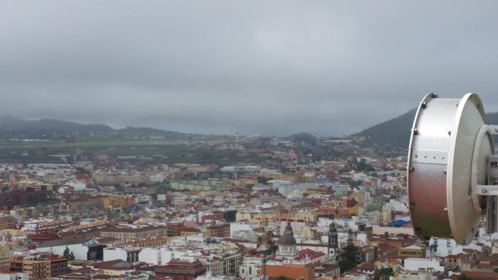 WiFiCanarias's tweet photo. Aunque la lluvia no nos abandonaba... Los claros nos dejaron trabajar... #laqueseavecina #wificanarias #airInternet http://t.co/tprtwYnHHS