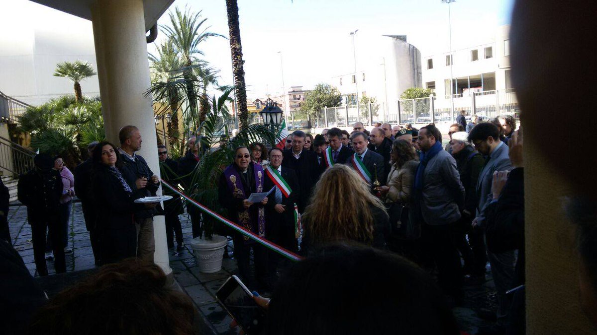 espositoluci's tweet photo. A #Giugliano per la consegna di Villa #Ammaturo ai cittadini. Sarà un centro sportivo polifunzionale. #BeniConfiscati http://t.co/FfQW4tJJ0q