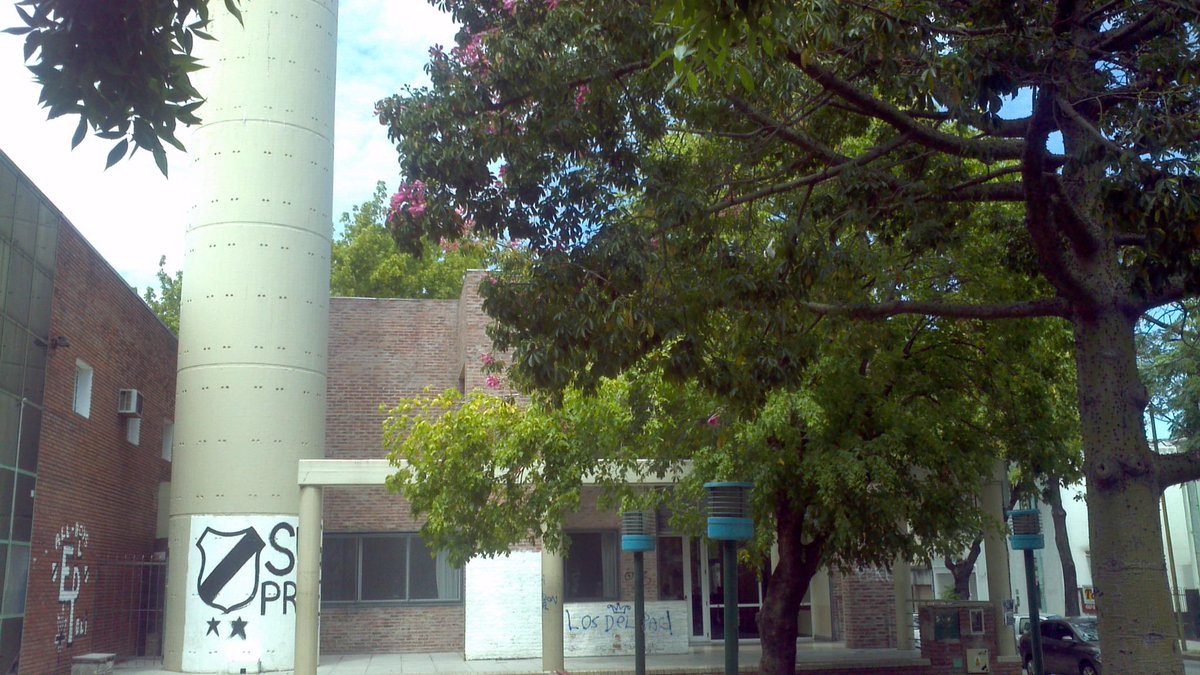 PintandoFuturo's tweet photo. Mejoremos el Ctro d Salud del Barrio de Floresta con un Mural. Mandanos tu diseño Temática Salud. #UnDiaParaDar http://t.co/h4cSEV1L39