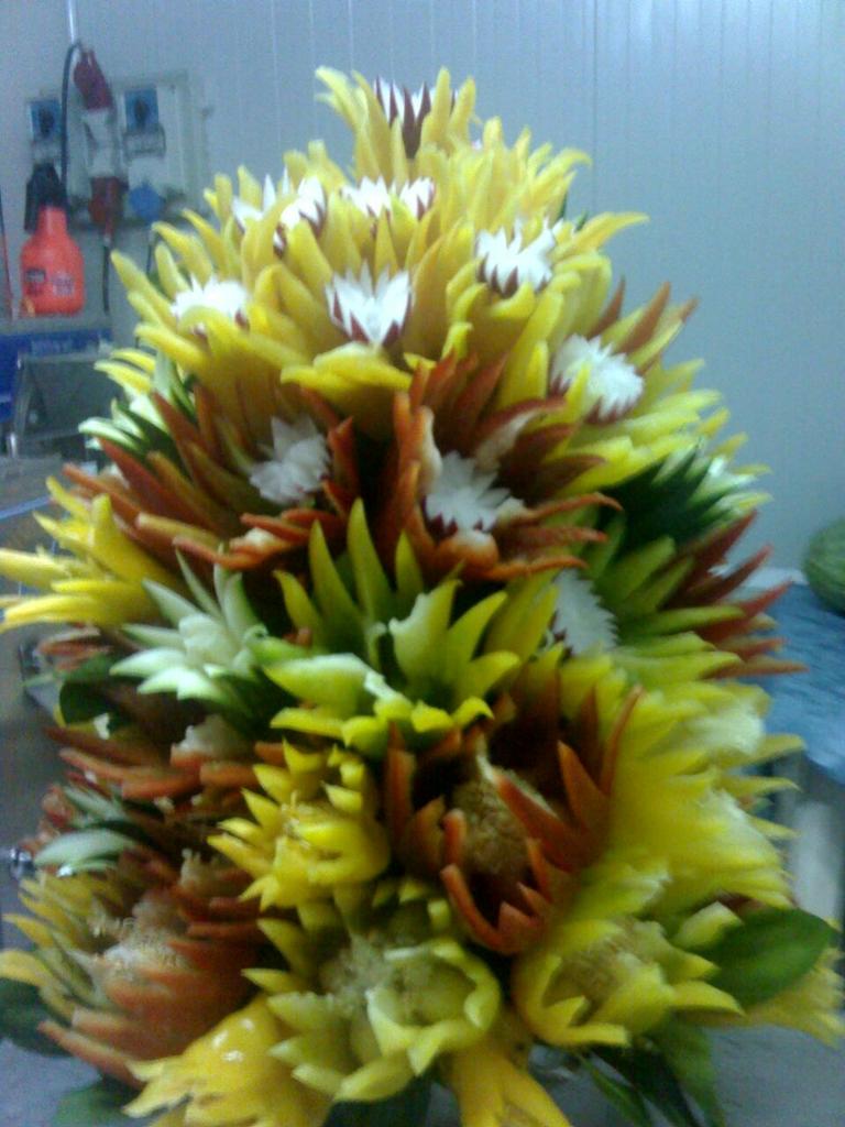 rm_raffa53's tweet photo. @caterinabalivo le mie sculture vegetali ricavate da patate,peperoni ,zucchine,carciofi,carote,arance,ravanelli,etc http://t.co/pguLpoksIz