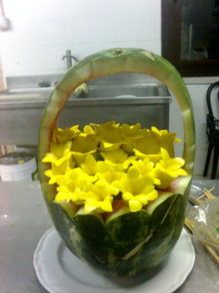 rm_raffa53's tweet photo. @caterinabalivo le mie sculture vegetali ricavate da patate,peperoni ,zucchine,carciofi,carote,arance,ravanelli,etc http://t.co/pguLpoksIz