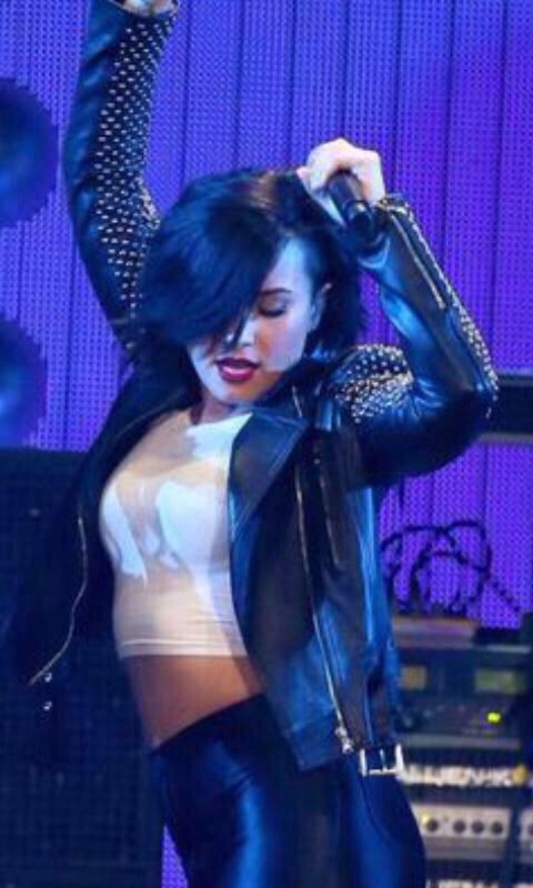 romii_013's tweet photo. @ddlovato #DEMItortllatenight @RTLLateNight please RT!!! http://t.co/XdbTopTiZi