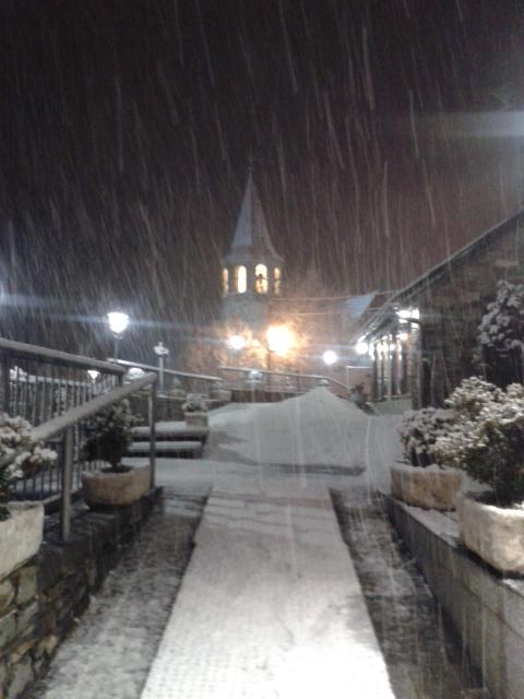 HotelSeixes's tweet photo. Premiers #flocons ! First #snowflkes ! In #bagergue @meteoaran http://t.co/WfOnpF5Y6H
