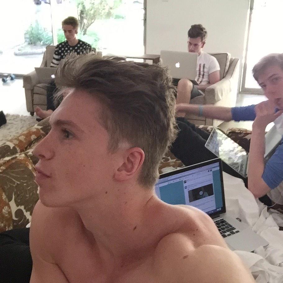 joe_weller_'s tweet photo. New house new us http://t.co/OgyvWiVyg7