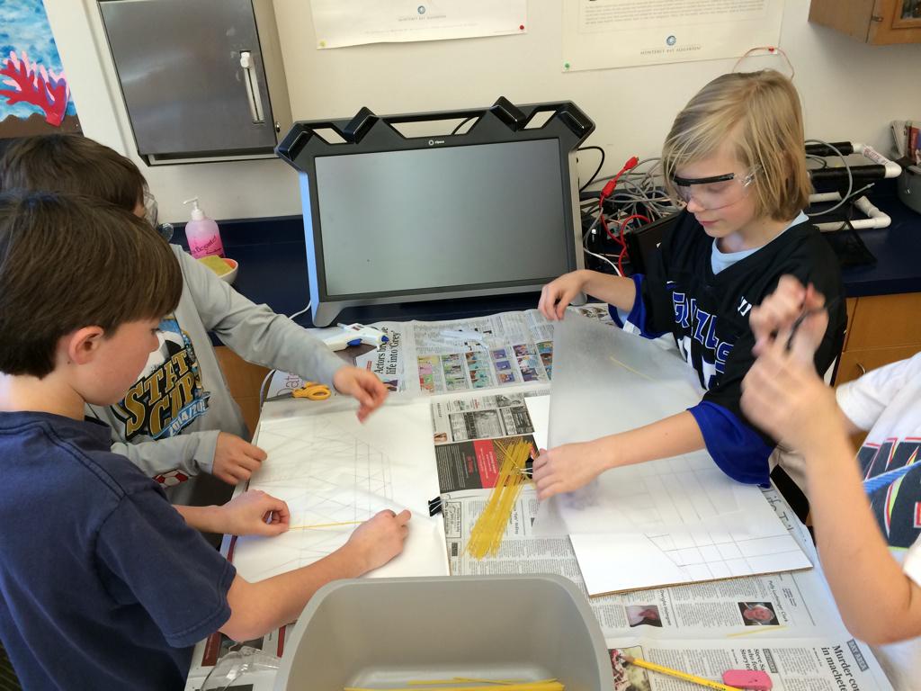 RossSchoolBears's tweet photo. @RossSchoolBears 4th grade scholars building bridges captured by @kogeto  STEM Lab #teachngss http://t.co/eJNrqxwxrC