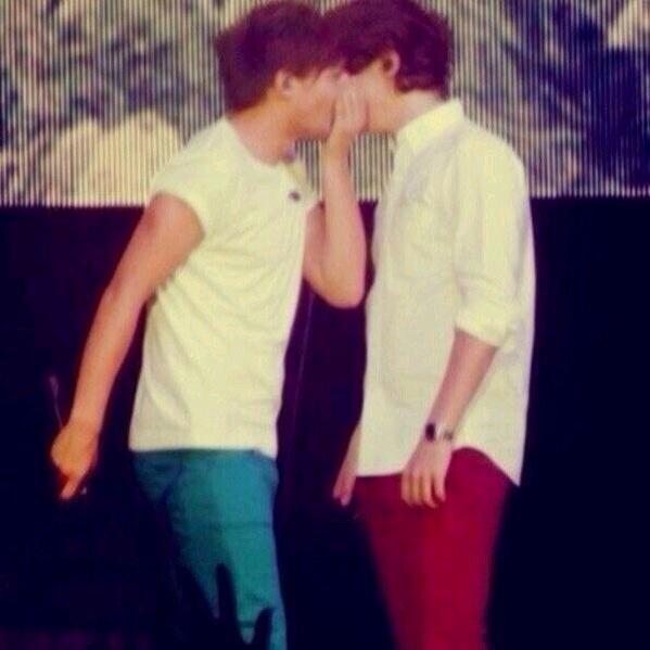 Луи гаррель молодой поцелуи. Клип луи луи. Луи гаррель молодой. Луи луи поцелую. Элеонор томлинсон и луи томлинсон.