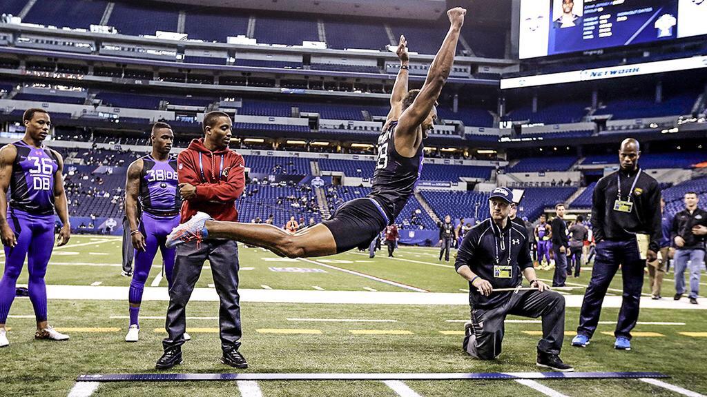 EAMaddenNFL's tweet image. If you get an INT with Byron Jones in #Madden16 just tap the Hurdle button repeatedly during the return.

#NFLCombine