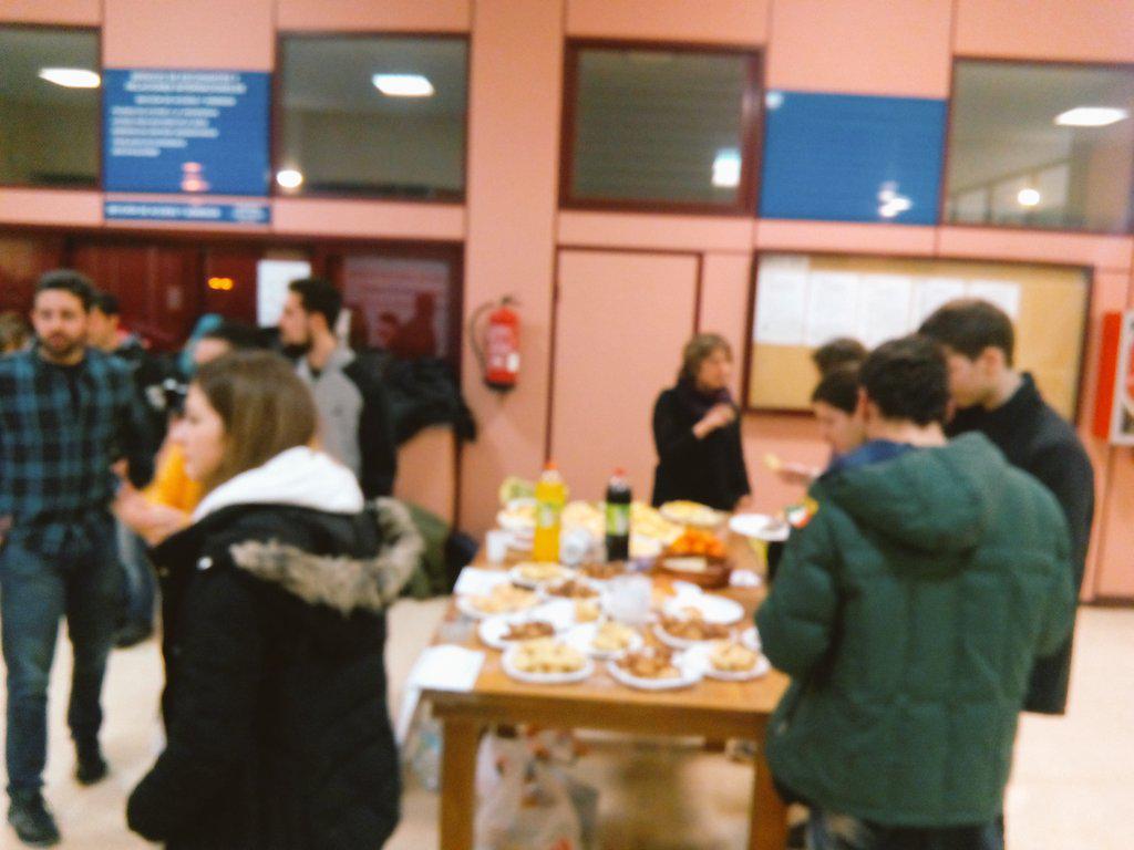 BREGARzgz's tweet photo. Noche de encierro estudiantil ¡Organización en las aulas! Jueves huelga estudiantil ¡Acude! http://t.co/HiBRboBY21
