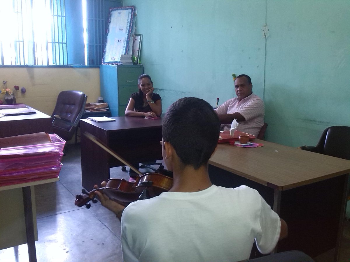 Adax15's tweet photo. @OrqyCoroST #ElSistemaCumple40  U.E.N Guillermo Cova. Seccional 3 y 4 http://t.co/riuFevgOwV