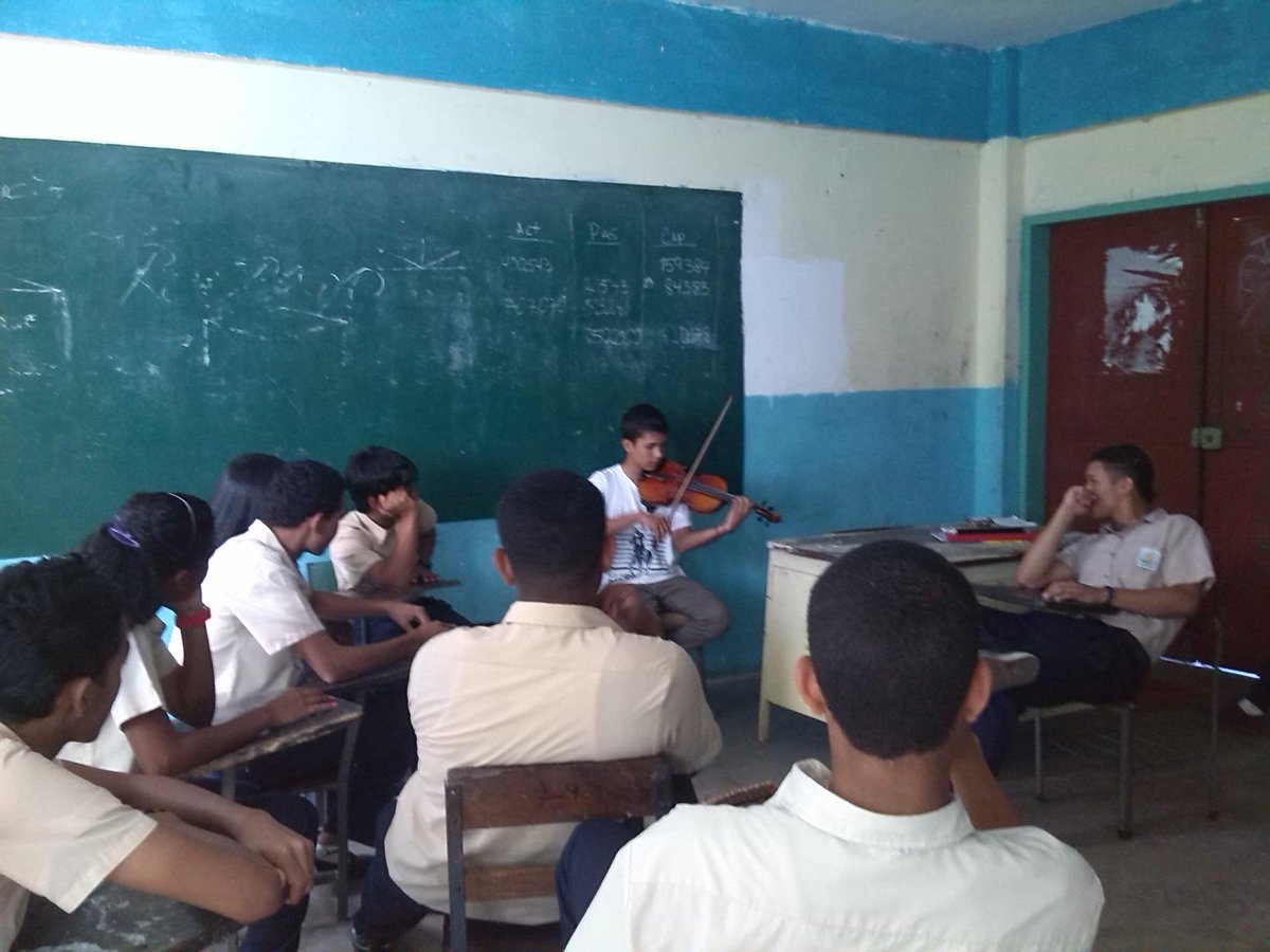 Adax15's tweet photo. @OrqyCoroST #ElSistemaCumple40  U.E.N Guillermo Cova. 5to Año D http://t.co/K976rDpd4r