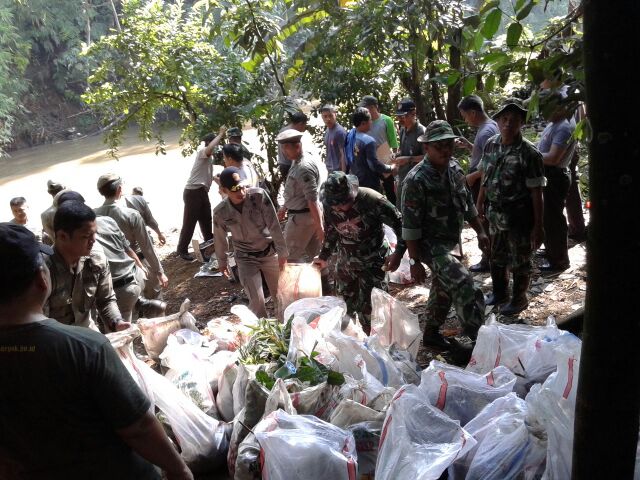 <a href="/pemkotdepok/">PEMERINTAH KOTA DEPOK | #AyoPakaiMasker</a> aksi bersih dan operasi semut di sempadan ciliwung