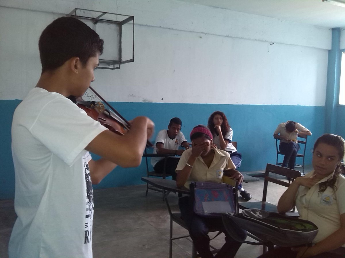 Adax15's tweet photo. @OrqyCoroST #ElSistemaCumple40  U.E.N Guillermo Cova. 5to Año A http://t.co/uwRTw9BQZ8