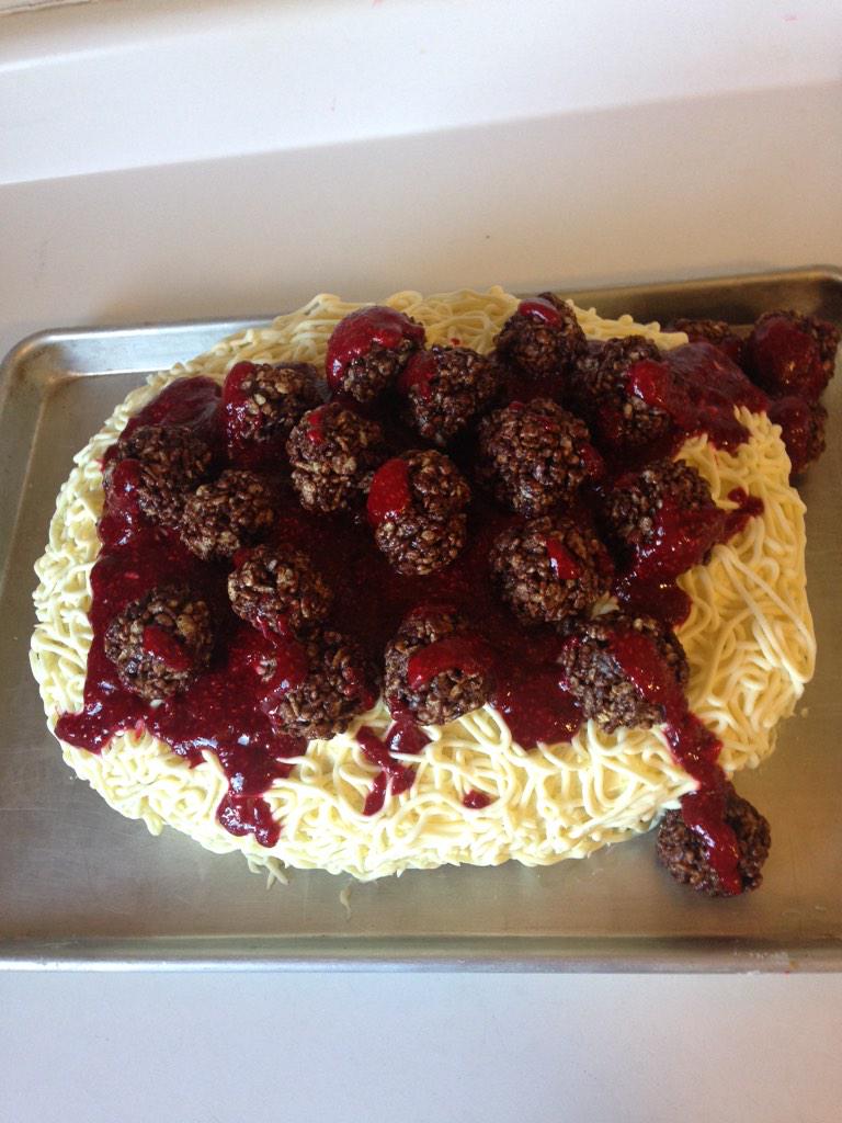 teilla_shenill's tweet photo. What did my mom just create....... #spaghetticake http://t.co/83WkxD4CrY