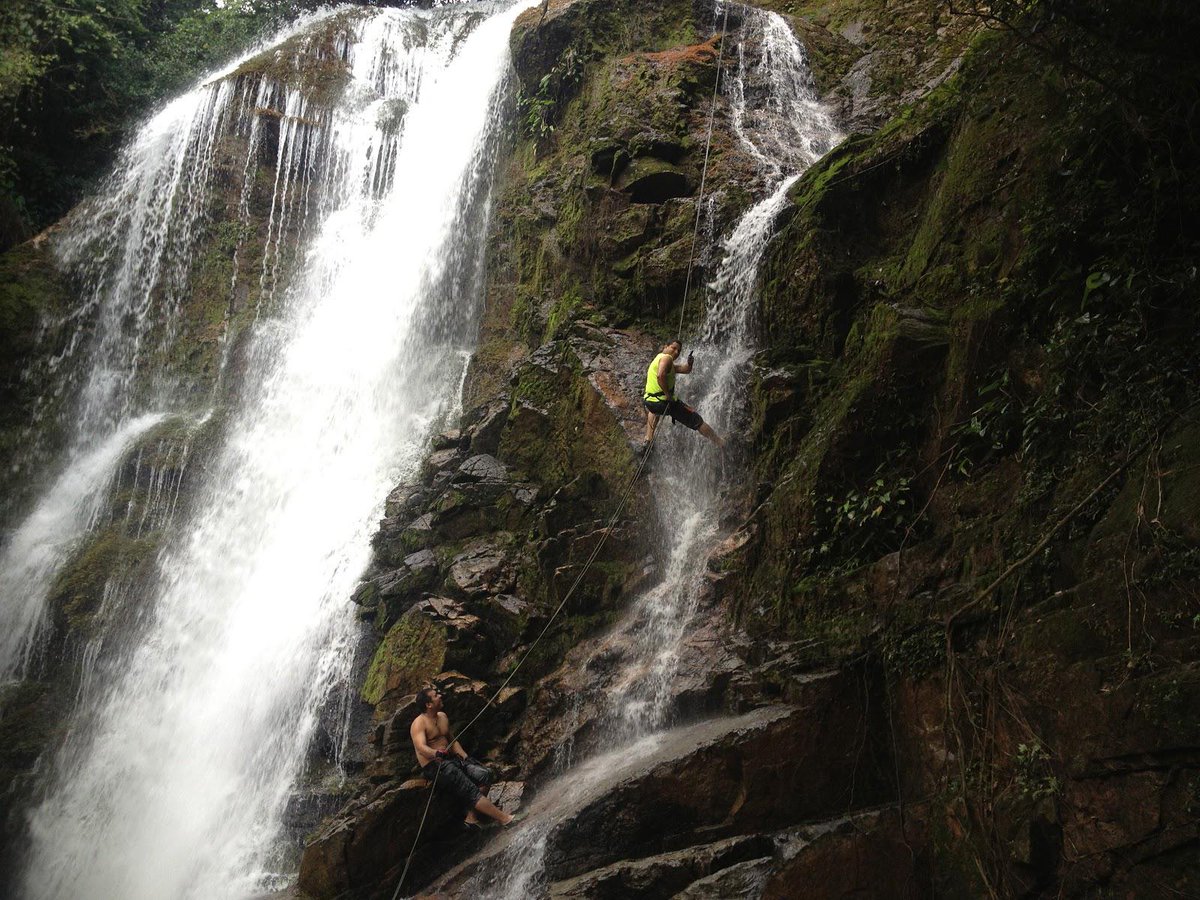 Via <a href="/AzueroenImagen/">AzueroenImagen</a>: Rappelling en Cascada El Salto #Herrera #elmontuoso #Lasminas #turismo #Panama #travel "