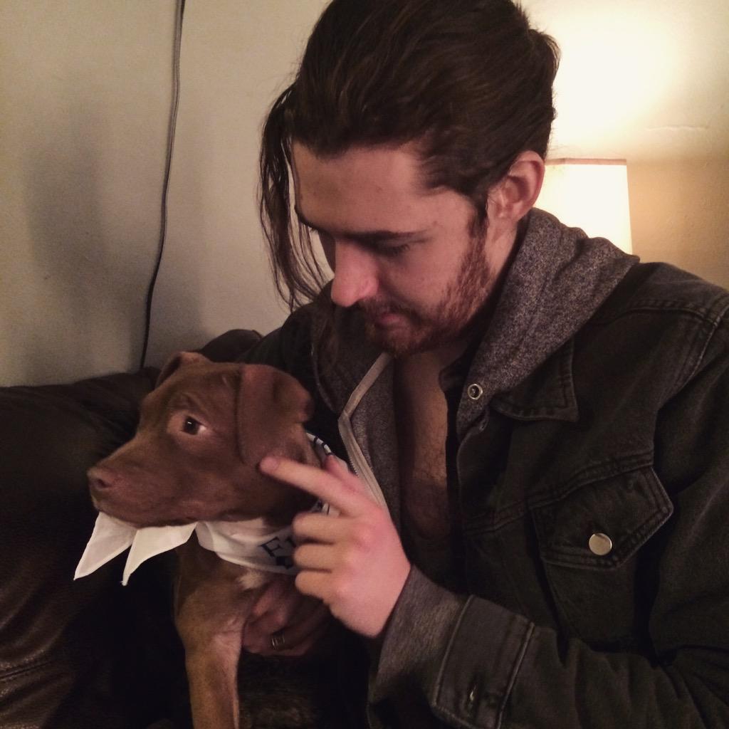 Lets adopt dog! <a href="/Hozier/">Hozier</a> baru saja mengadopsi seekor anak anjing yang diberi nama Lynus. Cute? Yes.