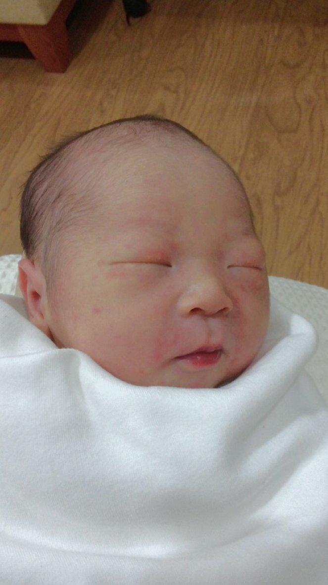 kyj6131's tweet photo. 사랑하는 내 아기♥
40주 5일을 엄마 뱃속에서 꼬물거리다 2월 22일 오전 10시 05분에 세상 빛을 보았습니다.
형과 다른 듯 닮은 우리 산이~몸도 마음도 건강한 아이로 잘 키우겠습니다. http://t.co/1AZdCpyWKW
