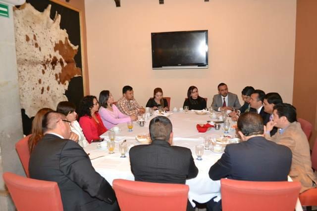 SEyD_Chih's tweet photo. Sostiene titular de #SECyD encuentro con nueva mesa directiva Estatal de Padres de Familia http://t.co/ahPCoxbueu http://t.co/WUx8ck6NeI