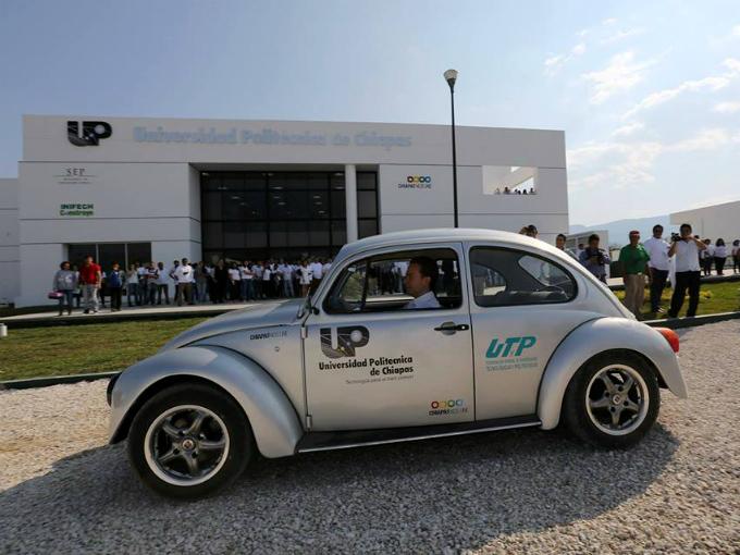 DineroEnImagen's tweet photo. ¡Mira! Estudiantes de Chiapas crean un Vocho eléctrico http://t.co/shJ86gzkDb http://t.co/SSDTtSvxu8