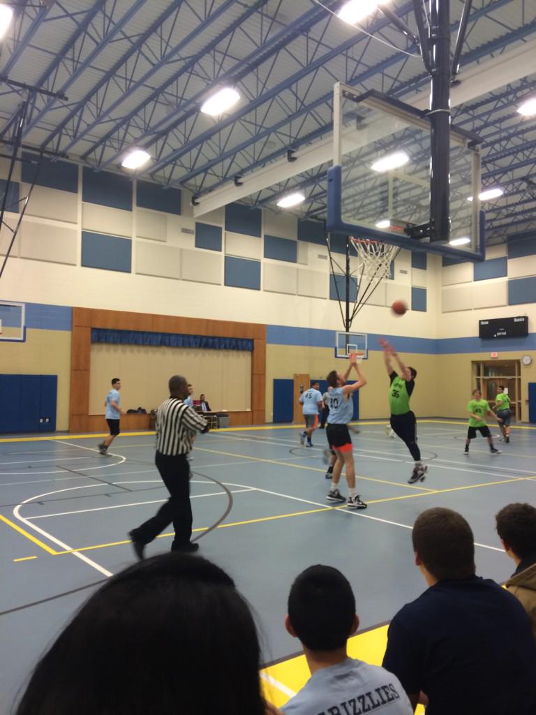 pmrecball2k14's tweet photo. Stadium is sold out for the Lakers Grizzlies game http://t.co/CL22LfrFT3