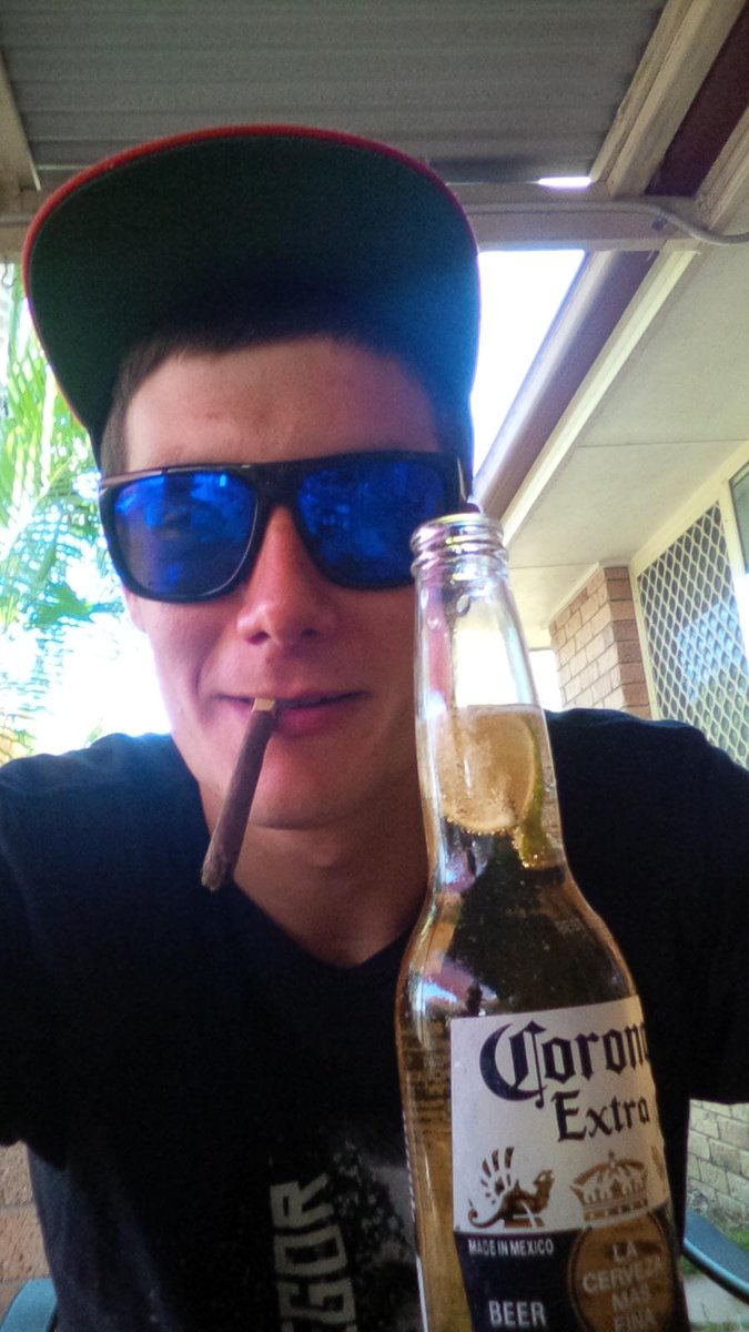 DesmondAngus's tweet photo. Because I can! #beer #blunt #callmesnoop http://t.co/YiGzW0iN15