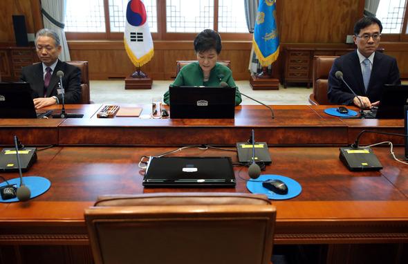 청와대가 ‘박근혜 정부 2년 정책 모음집’을 펴냈습니다. 자화자찬 여전했습니다. 자다가 봉창 두들기는 소리입니다.

[곽병찬 대기자가 박근혜 대통령에게 보내는 편지]

hani.co.kr/arti/politics/…