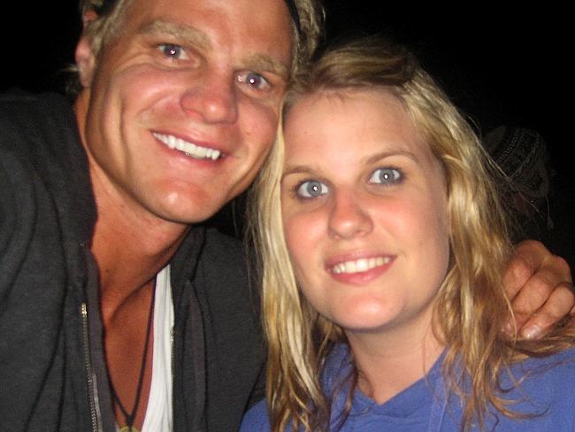 Our thoughts are with St Kilda's Nick Riewoldt after the death of his sister Madeleine trib.al/PSAVh4S #RIP