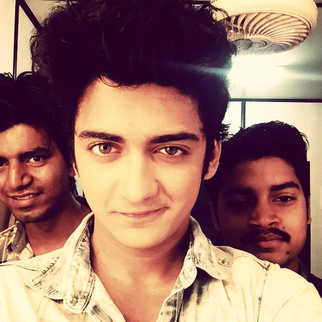 Beatking_Sumedh's tweet photo. N this crooked smile helps us to start the day with great energy! 😊 #earlymornings #faiyaz #suryakant #makeupdada http://t.co/7u8fkXOWpo
