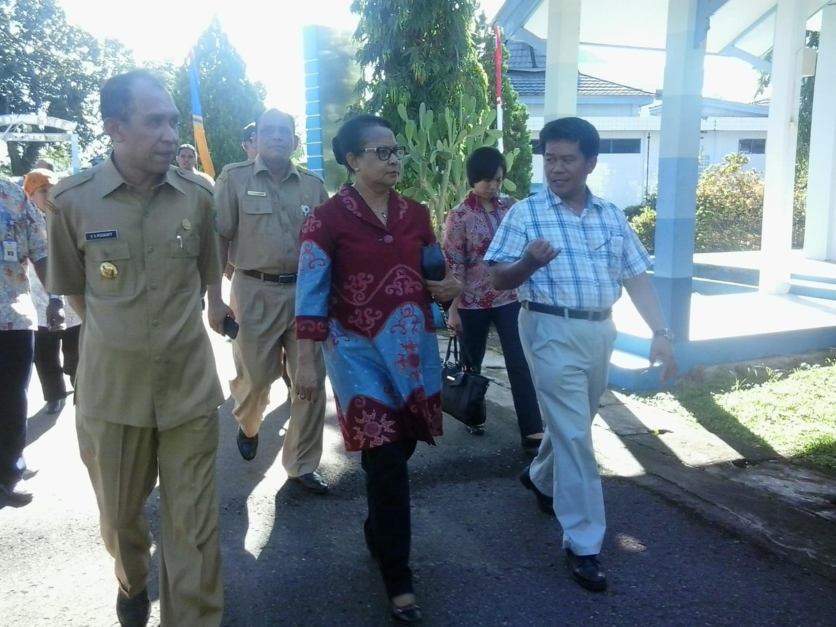 MathiusTiku's tweet photo. Kunjungan Kerja Menteri PPPA Ibu Yohana Yambise, didampingi Gubernur Maluku Bpk Said Assagaf ke BPPP Ambon. http://t.co/hhk1lQ2Pgm