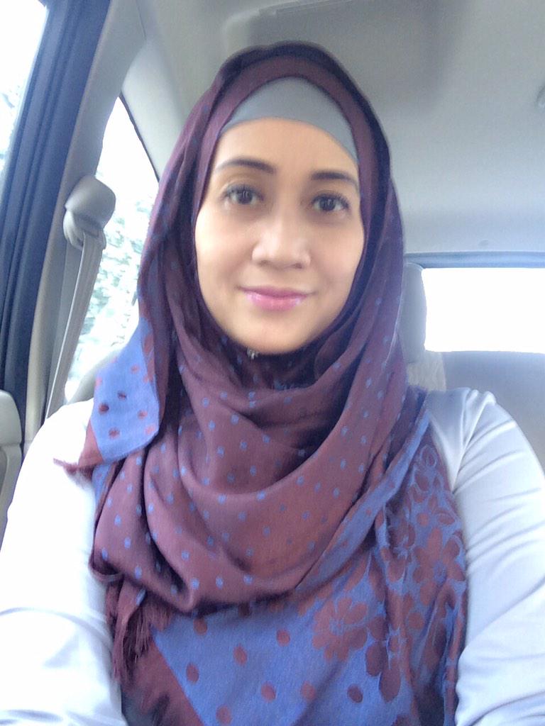 Meidiana Hutomo on Twitter: "Wearing hijab given by @Dona_Aulya