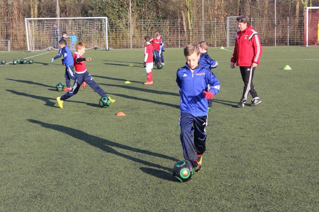 Mooie foto bij @FeySoccerSchool van Thijmen aan de bal met <a href="/BenWijnstekers/">Ben Wijnstekers</a> op de achtergrond #trotseopa