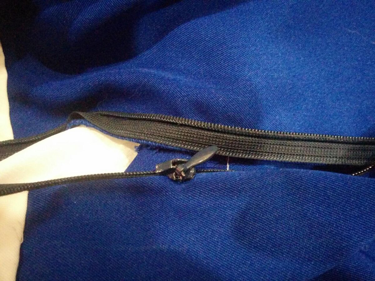 佐藤あいり あの コス衣装のファスナーが壊れた 件なんですけど なんで太ってるからってことになってるんすかね W 降ろしたら片方外れただけなんですけど わたしはよほどデブなのか いやデブだけど さすがに傷つくぞ 証拠写真