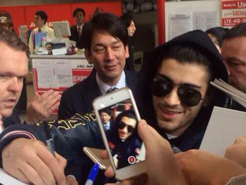 rururu_1D's tweet photo. Zayn&amp;Louis 関西空港！！ http://t.co/PX7EXkQLHG