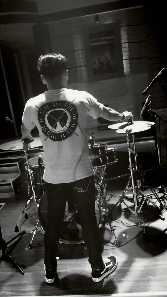 iseng iseng aja ..  #NETtv #comedynightlive #blackwhite #drumer #vans <a href="/BULBapparel/">BULBapparel</a> <a href="/dirgajeans/">Dirga Properti</a>