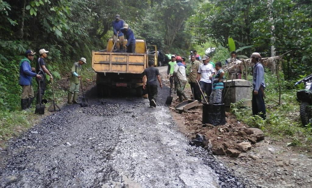 Ini respon dr @binamargajateng smga membantu --> <a href="/AdyWidiarso/">Fajar Adi Widiarso</a> perb jl di gn lio salem km 129-130 saat ini ”