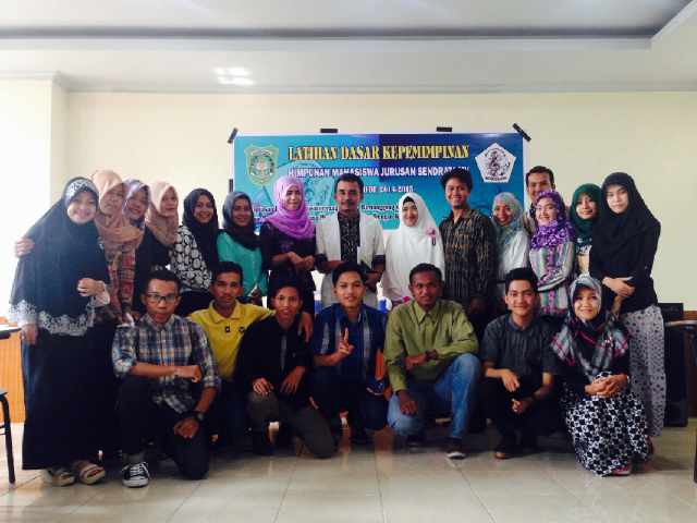 HMJSENDRATASIK's tweet photo. foto bersama usai pembukaan acara LDK bersama pak muspita ,ketua HMJ dan anggota pengurus HMJ http://t.co/o1vNZTGc8O