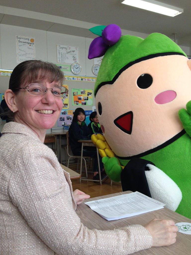 在札幌米国総領事館 本日 ゴーグ首席領事は厚真町の厚南中学校と厚真中学校を訪問し アメリカについてお話ししました 皆さん英語 に取り組む姿勢が素晴らしいです 公式キャラクターのあつまるくんにも会いました Http T Co Cjsfo4jmoh