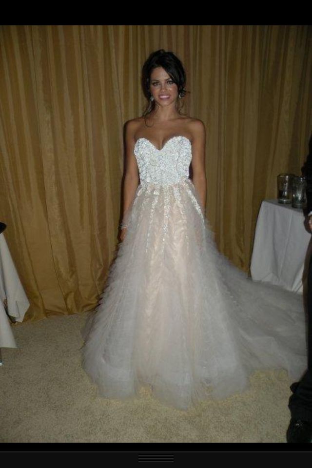 ChanningsLady's tweet photo. Me in my wedding dress http://t.co/pas7dRT47y