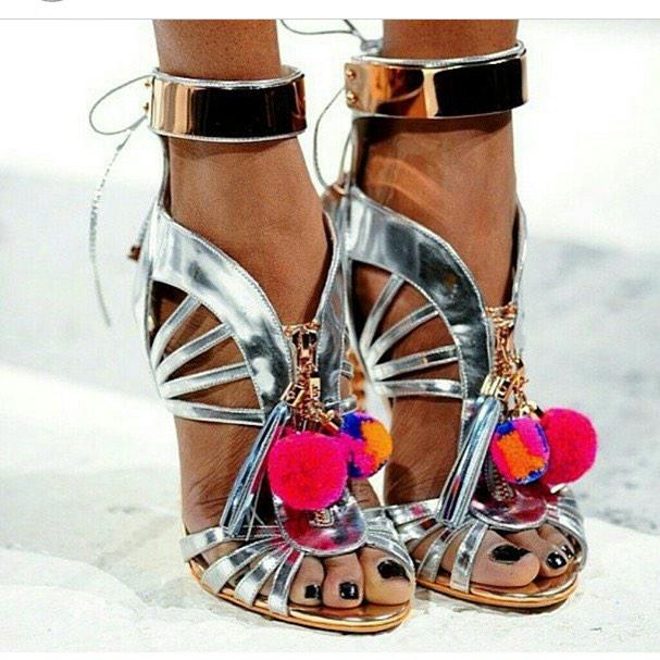 CrazyNadou's tweet photo. Au départ on voulait juste des chaussures pour marcher après c'est partit en couilles.. http://t.co/DRIhXKrRTX