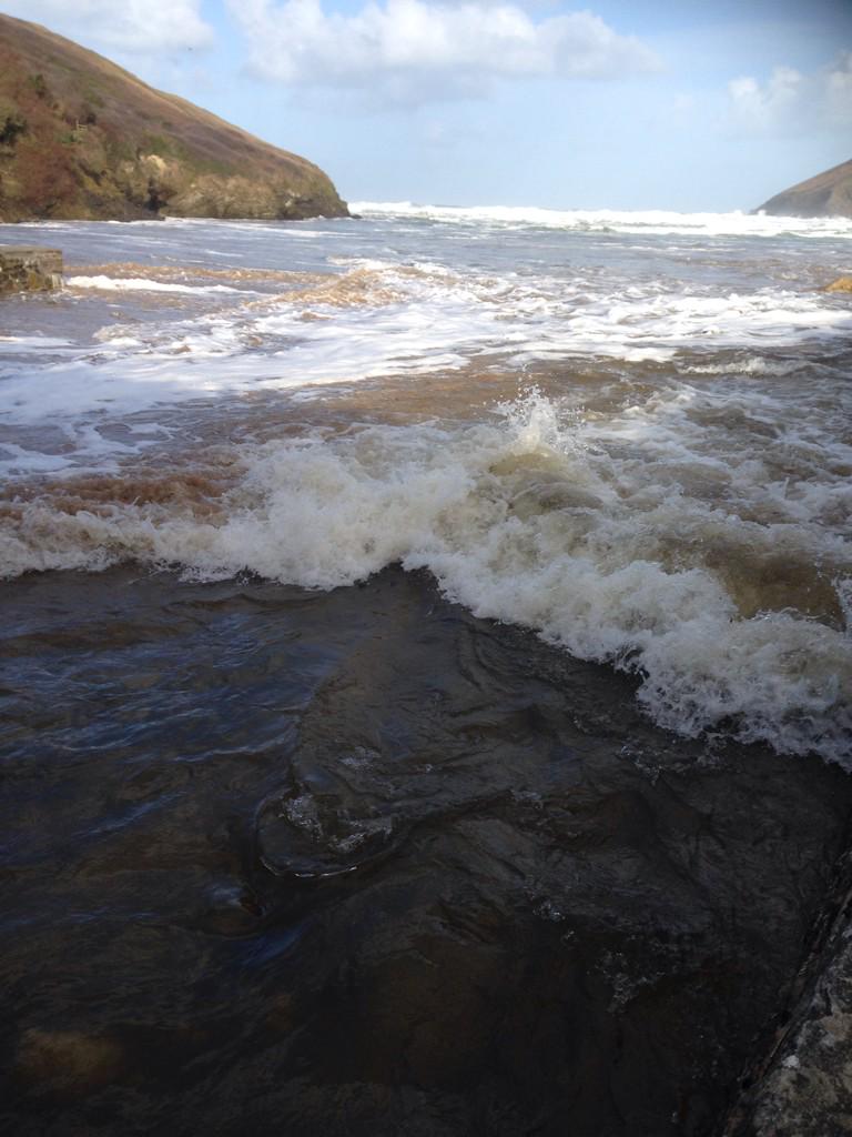 offthebeachcafe's tweet photo. Big waves at mawgan porth this morning! http://t.co/ZziOd95GB0