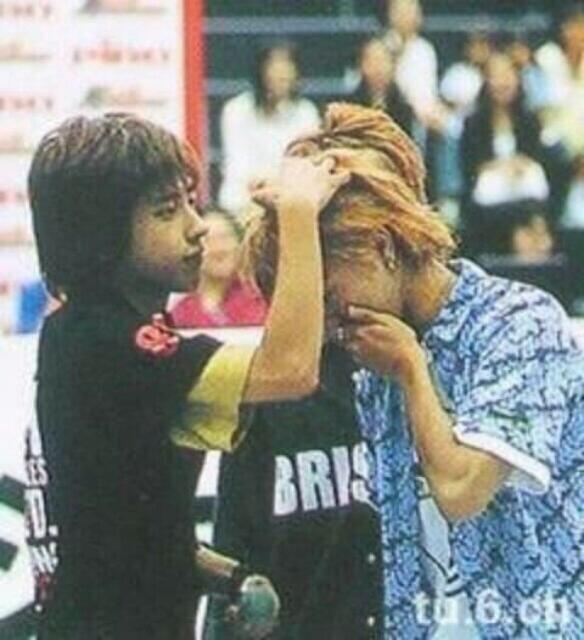 ArashifanTweet's tweet photo. 櫻井翔×二宮和也

人前で泣くことなんて滅多になかった

｢貴方なら大丈夫でしょ｣
それが当たり前だったから

でも、お前はふっと傍に来て

｢肩ぐらい、いつでも貸��よ
翔さんみたいに撫でてないから大丈夫｣

笑いながら言ったんだ https://t.co/WJ18Q8SuBv