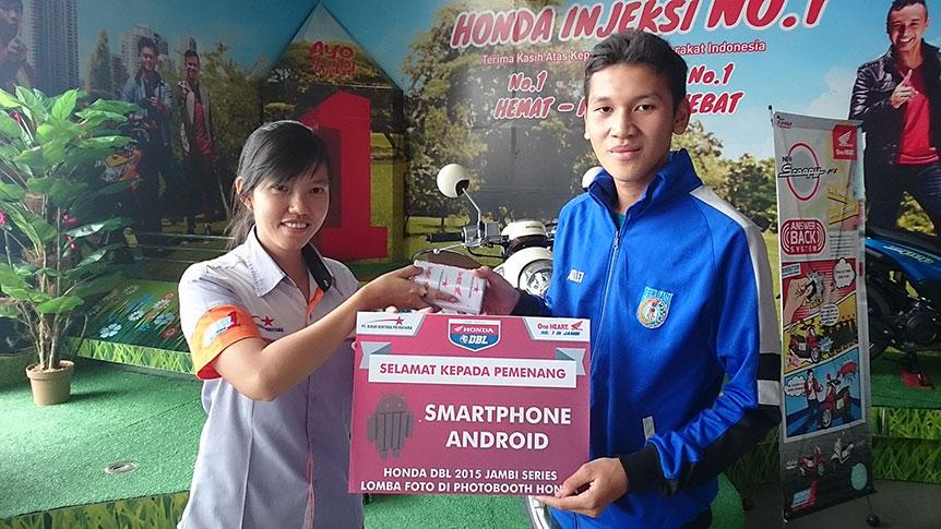 welovehonda_djb's tweet photo. Dan ini @WFerlando yang tadi ambil hadiah smartphone androidnya kontes foto Honda DBL Jambi Series, congrats ya http://t.co/3ThOlbBSNN