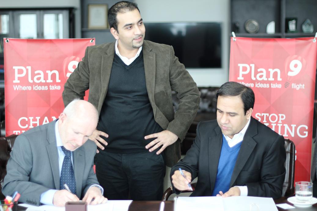 nabeelaq's tweet photo. MOU signed between @Plan9incubator and #FundingLab - A tangible step forward for Pakistani #entrepreneurs @k_imrie http://t.co/jY72xvL8DI