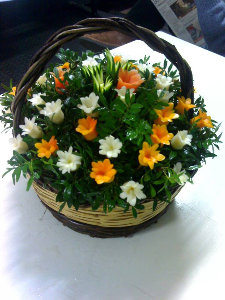 rm_raffa53's tweet photo. @caterinabalivo guarda le mie sculture vegetali floreali, ricavate da peperoni,zucchine,patate,ravanelli e mirto http://t.co/Tl1L0gXogI