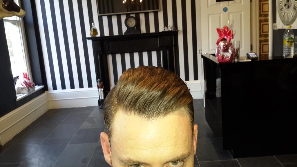 Jerome_Barber_'s tweet photo. #Scissors #Barber #barbershop #CardiffCity #bestinthebiz #belletoujours http://t.co/igTfsrTtpT