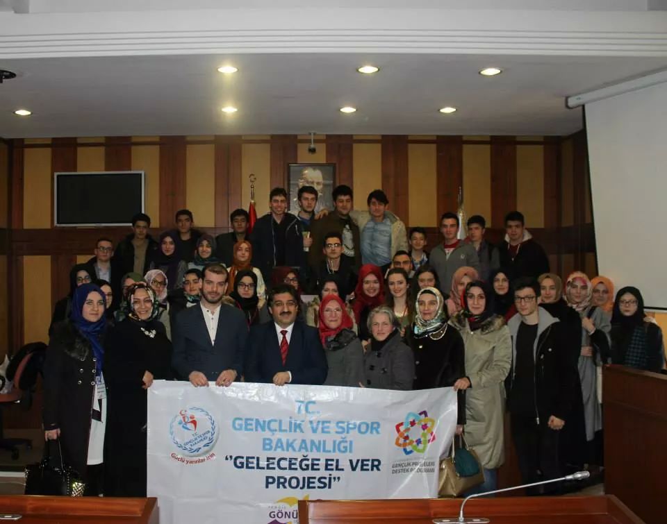 Genc Liderlerimiz Pendik Belediyesi meclis Salonunda Türkiye de Genc Olmak konulu Serbest kürsüde konuşma yapti