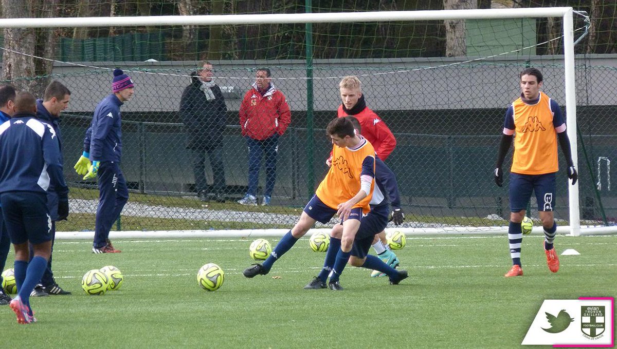 ETGfc's tweet photo. Une partie du groupe de l'@etgfc ce matin à l'entraînement avec des joueurs de la #CFA2 et des #U19 #FCMETG #ETGFC http://t.co/z1NtmedH12