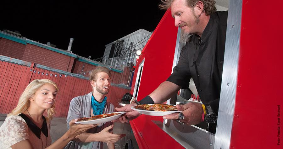 HAMBURGschnackt's tweet photo. Am Donnerstag wird geschlemmt und diskutiert – beim #StreetfoodThursday der @SMWhamburg http://t.co/P2eEJaRXlT #SMWHH http://t.co/2YHfvIznlU