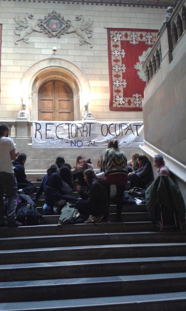 UBRaval's tweet photo. Assemblea d'ocupació ara al rectorat. http://t.co/Nt7dTk0LGX