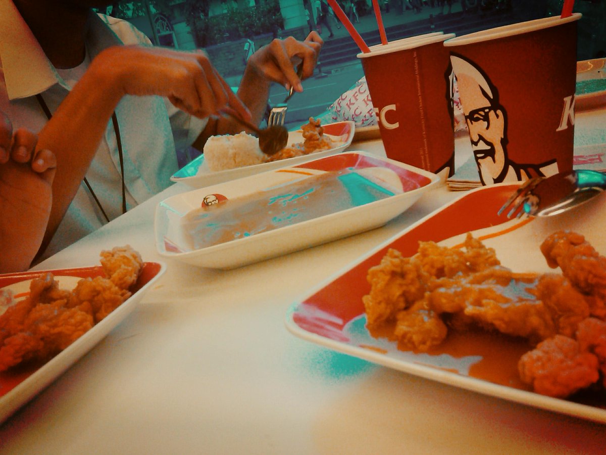 teydt_'s tweet image. We had our pre-dinner at KFC. Happyyy! 😊 #MathMajors