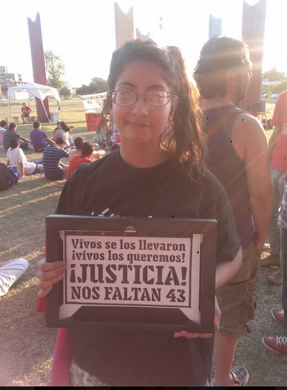 CucarachoRev's tweet photo. En la ciudad de Bahía Blanca, en Argentina muestran su solidaridad #AyotzinapaSomosTodos http://t.co/Mu47aPSTpI
